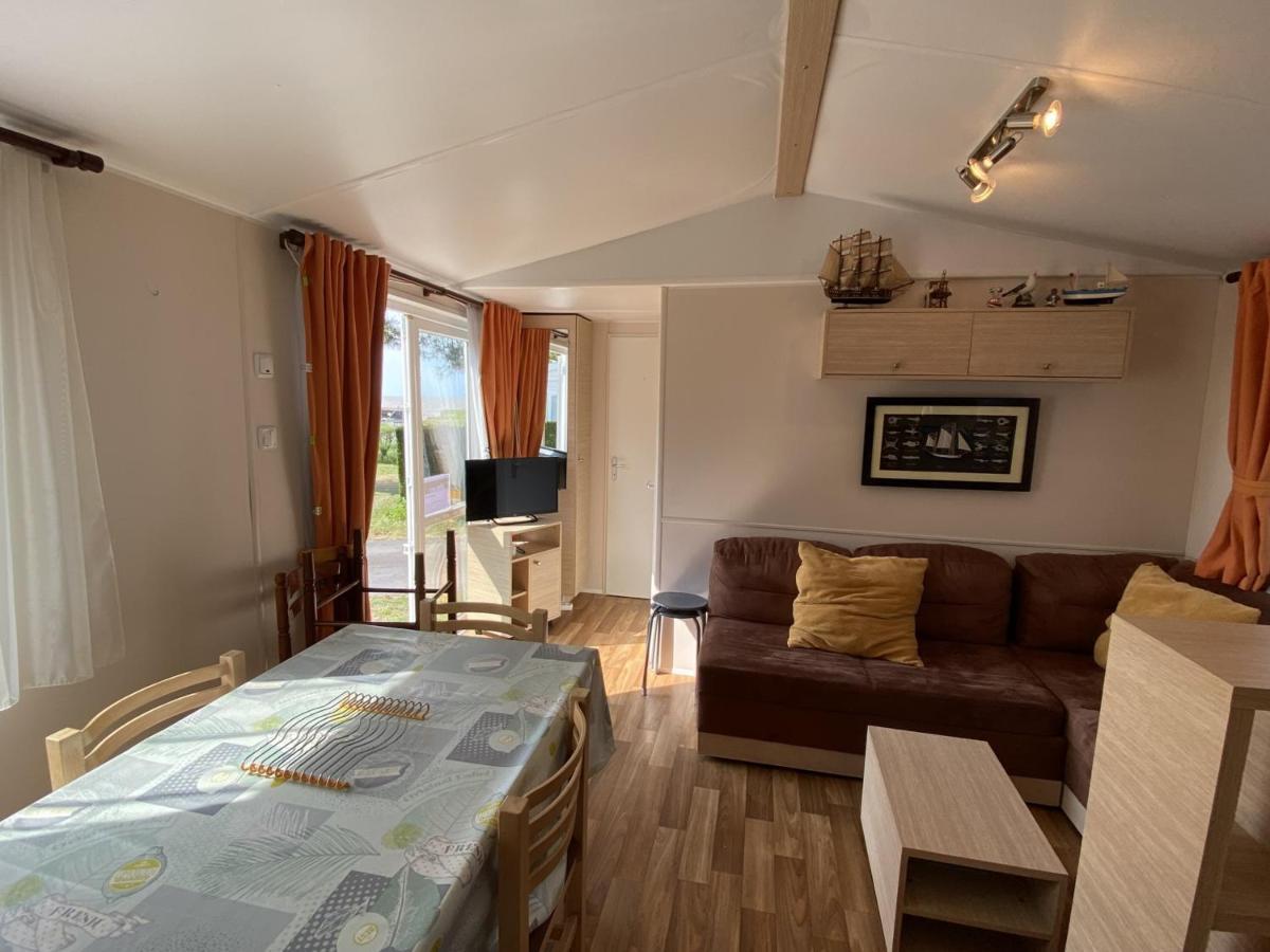 Mobil-Home A Fouras : Proche Plage, 2 Chambres, Tv, Plancha, Parking, Ideal Famille - Fr-1-709-58 Extérieur photo